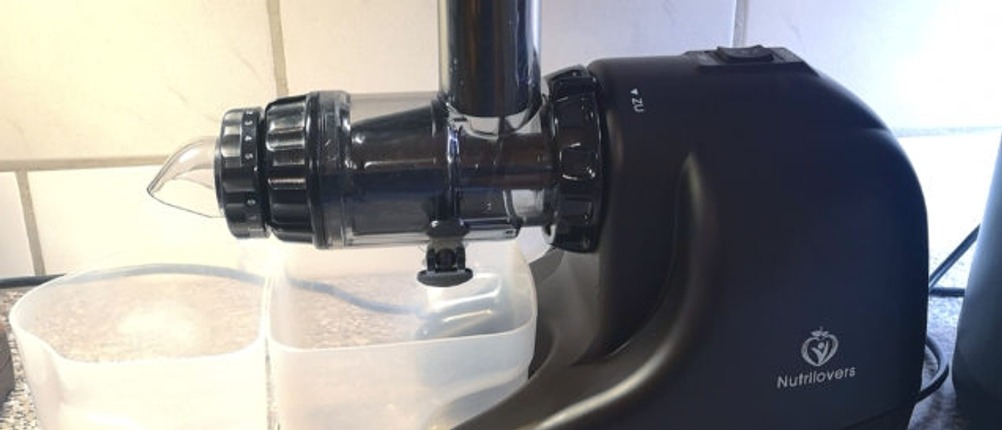Seitenansicht eines Slow-Juicer im Test in der Küche.