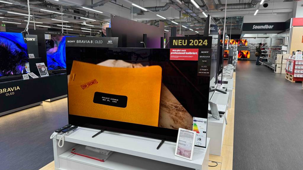 Im Test: Ein Sony-Fernseher 55 Zoll befindet sich in einem Elektrofachmarkt.