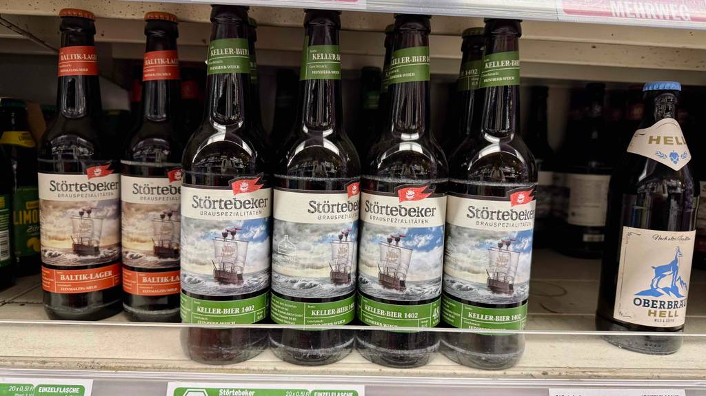 Störtebeker-Bier-Test: Mehrere braune Flaschen stehen nebeneinander auf einem Regal.