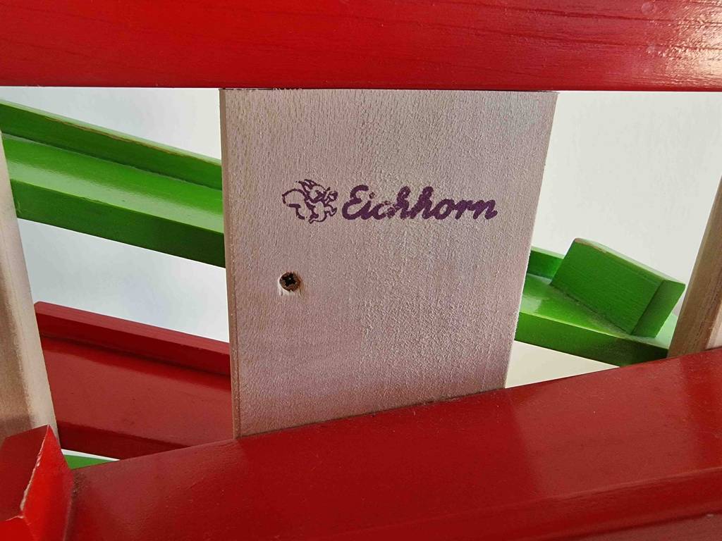 Nahaufnahme einer Holz-Kugelbahn der Marke Eichhorn im Test.