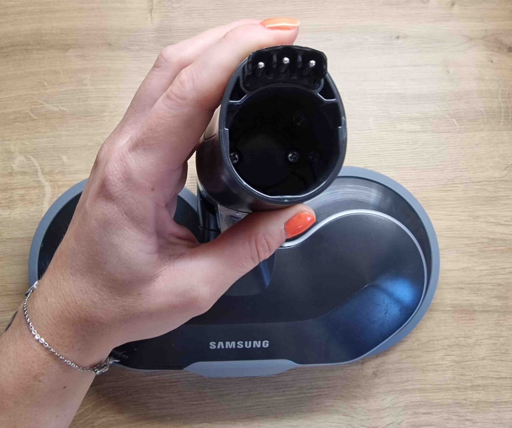 Getesteter Sprühwischer: Detailansicht des Verbindungs-Anschlusses am Kopf des Wischers, der für die Anbringung der verlängerbaren Stange und des Griffs dient.