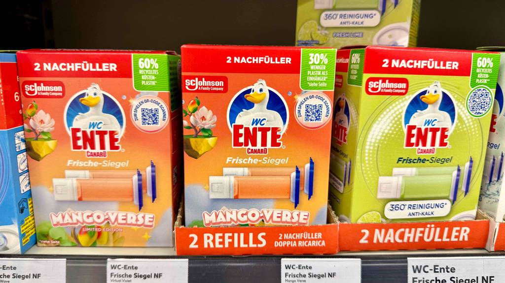 Getestet: WC-Ente-Frische-Siegel in der Packung mit zwei Nachfüllern stehen auf einem Verkaufsregal nebeneinander.