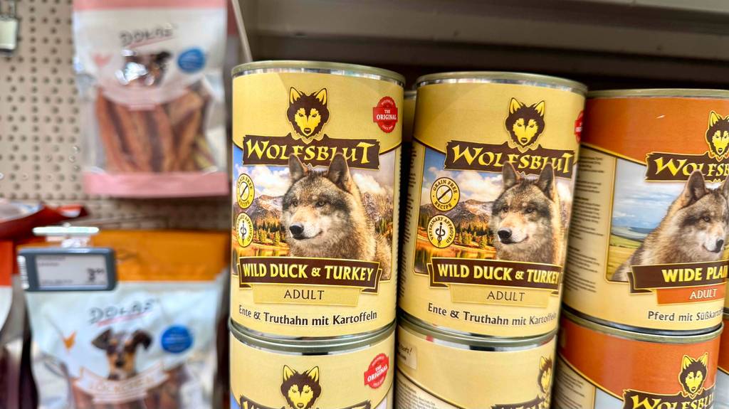 Wolfsblut-Nassfutter im Test steht in Dosen auf einem Verkaufsregal.