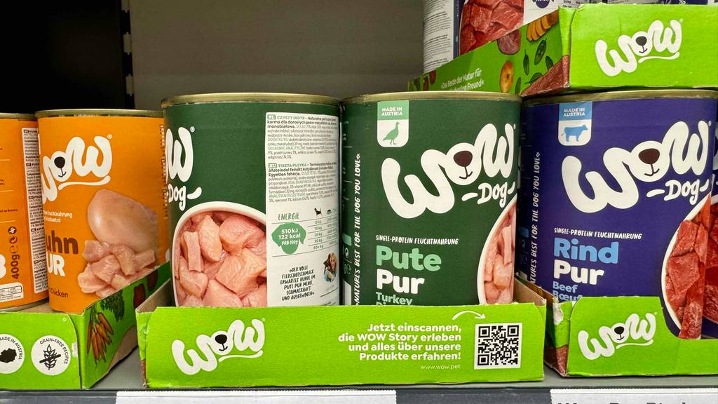 Hundefutter Single-Protein im Test: Mehrere Dosen mit Hundefutter stehen auf einem Verkaufsregal nebeneinander.