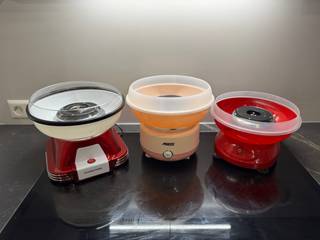 Die getesteten Zuckerwattemaschinen von Gourmet Maxx, Princess und Korona nebeneinander.