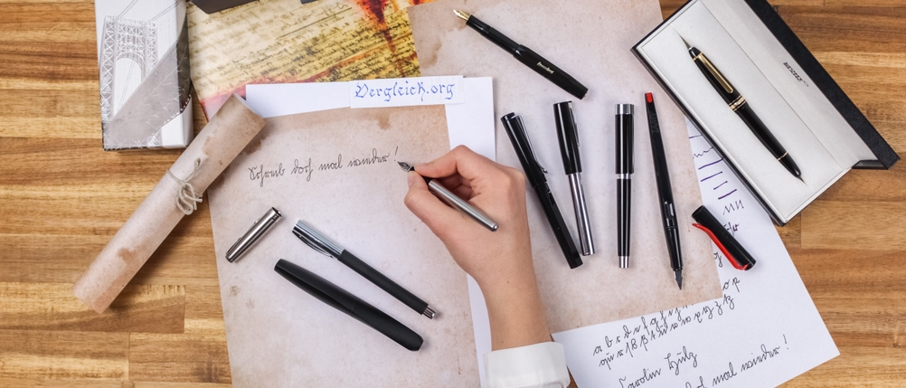 Es wird mit einem Füller auf ein altes Blatt Papier geschrieben.