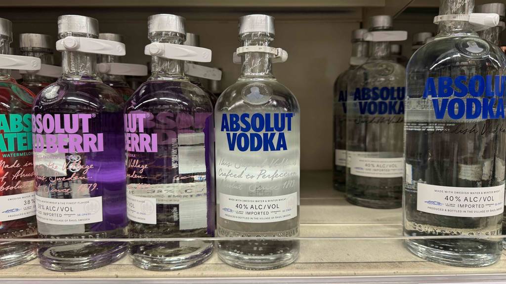 Auf einem Verkaufsregal stehen mehrere Flaschen Vodka Absolut im Test neben anderen Vodkasorten.