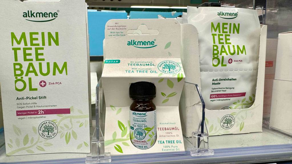 Alkmene Teebaumöl im Test befindet sich innerhalb einer kleinen Flasche auf einem Verkaufsregal mit weiteren Alkmene-Artikeln.