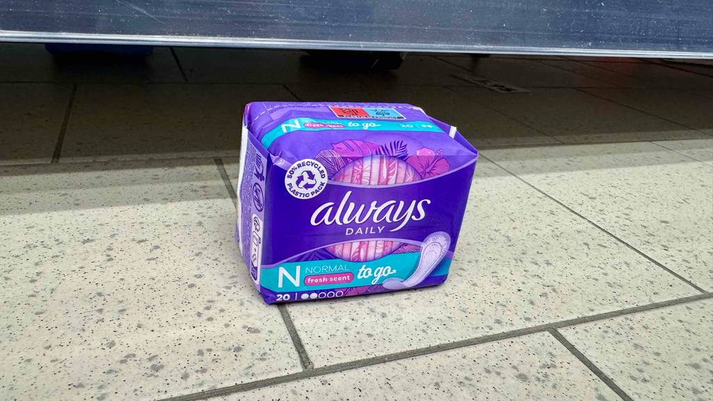 Always-Slipeinlagen-Test: Eine violette 20-Stück-Verpackung steht auf dem Boden.