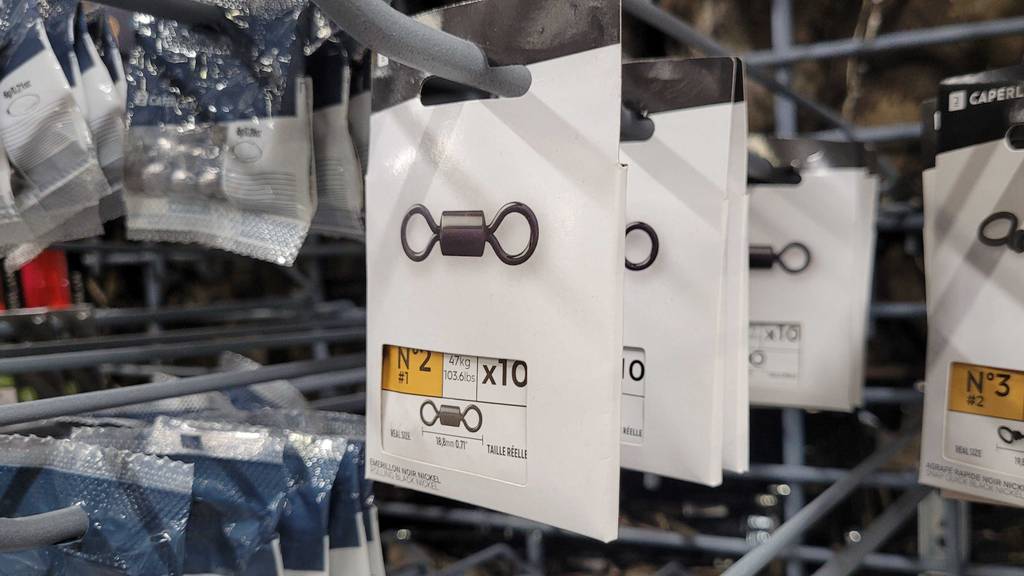 Getestete Angelwirbel in der Verpackung hängen an einem Verkaufsstand.