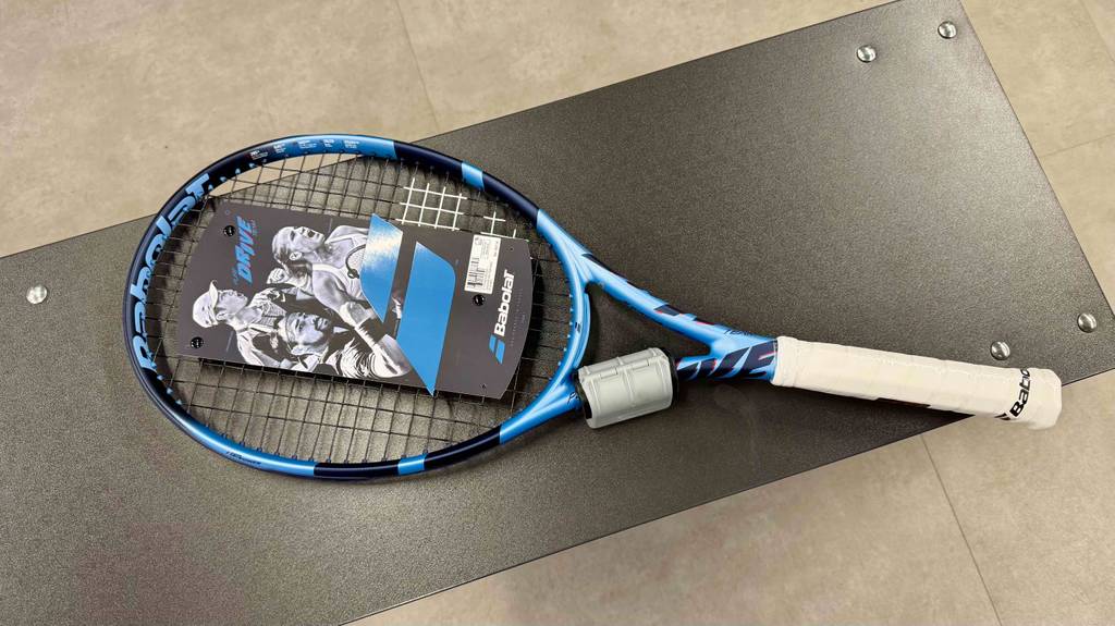 Ein Babolat-Tennisschläger im Test liegt auf dem Boden.