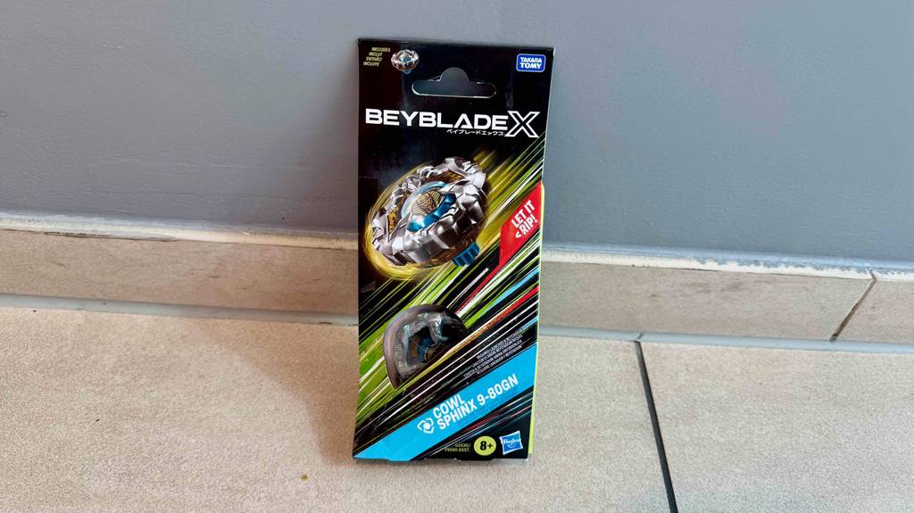 Im Test: Beyblade-Spielzeug in der Originalverpackung steht vor einer grauen Wand.