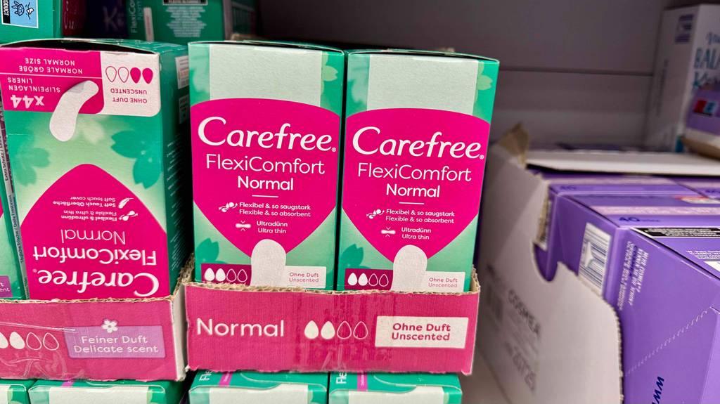 In einem Verkaufsregal stehen mehrere Packungen mit 44 Stück Carefree-Slipeinlagen im Test.