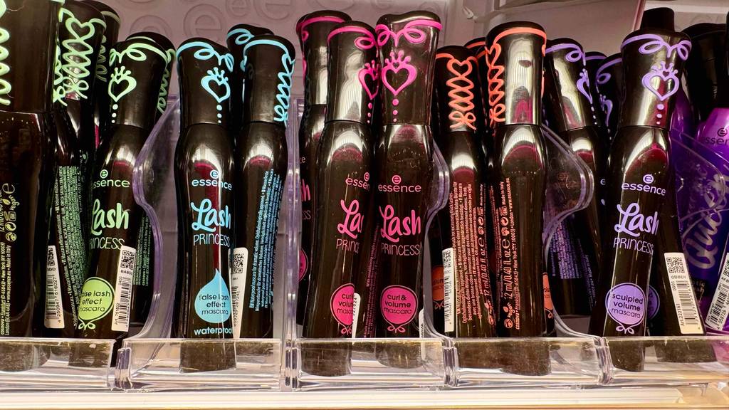 Ein getesteter Essence-Mascara steht neben mehreren Wimperntusche-Produkten in einem Verkaufsregal.