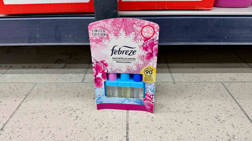 Febreze-Duftstecker Test: Ein Verpackung steht auf einem Fliesenboden vor einem Verkaufsregal.
