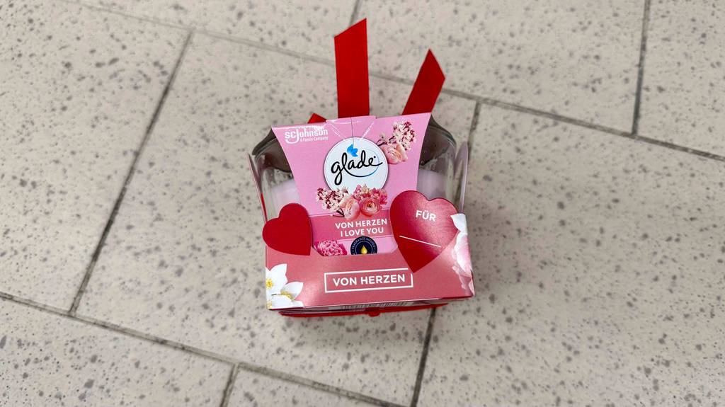 Getestete Glade-Duftkerzen liegen original verpackt auf einem Fliesenboden.