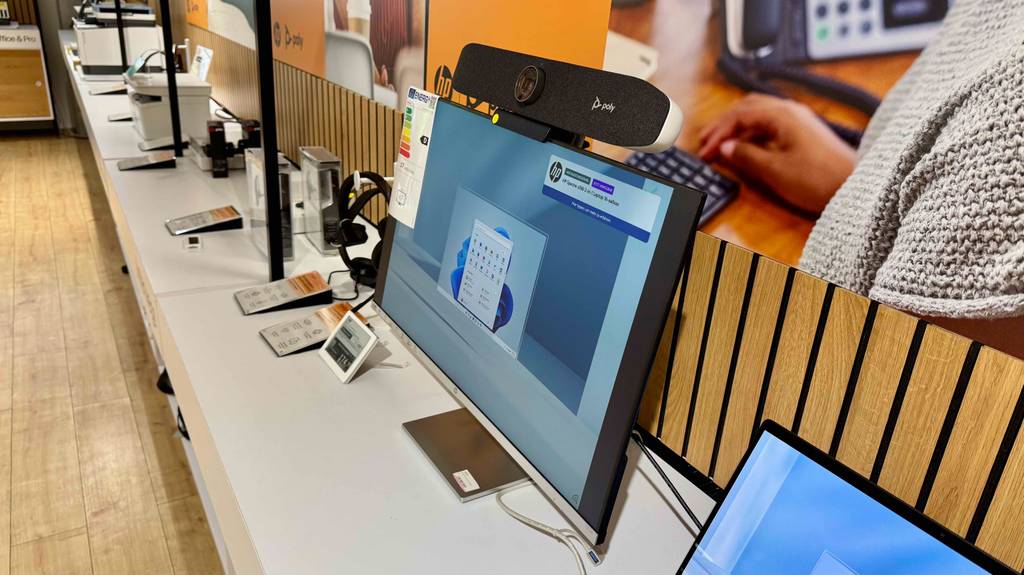 Ein HP-Monitor-27-Zoll im Test steht neben weiterem PC-Zubehör auf einem Ausstellungsregal.