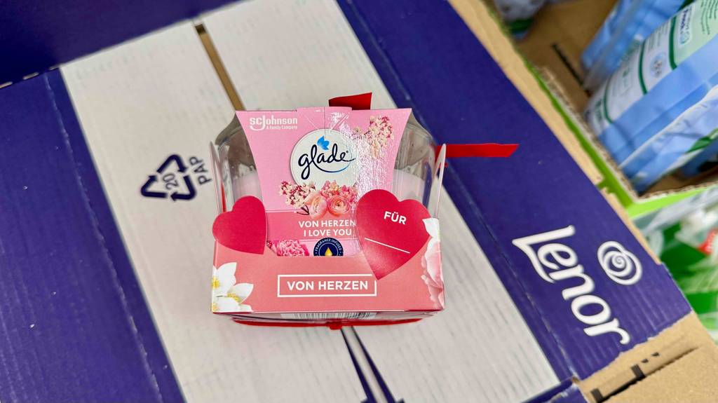 Im Test: Glade-Duftkerzen original verpackt liegen auf einem Lenor-Karton.