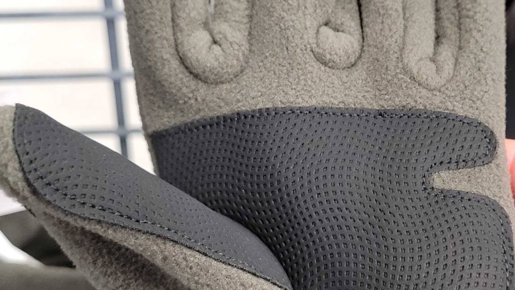 Jagdhandschuhe im Test: Die Gummibeschichtung der Handfläche grauer Jagdhandschuhe. 