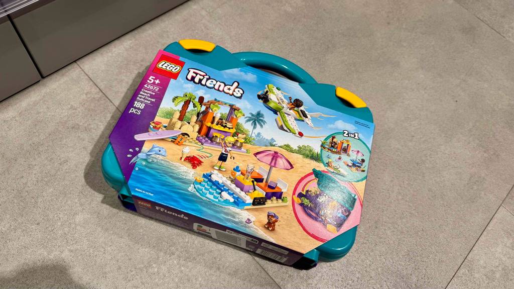 Test: Lego-Friends-Klemmbausteine von LEGO in einem Koffer liegen auf dem Boden.
