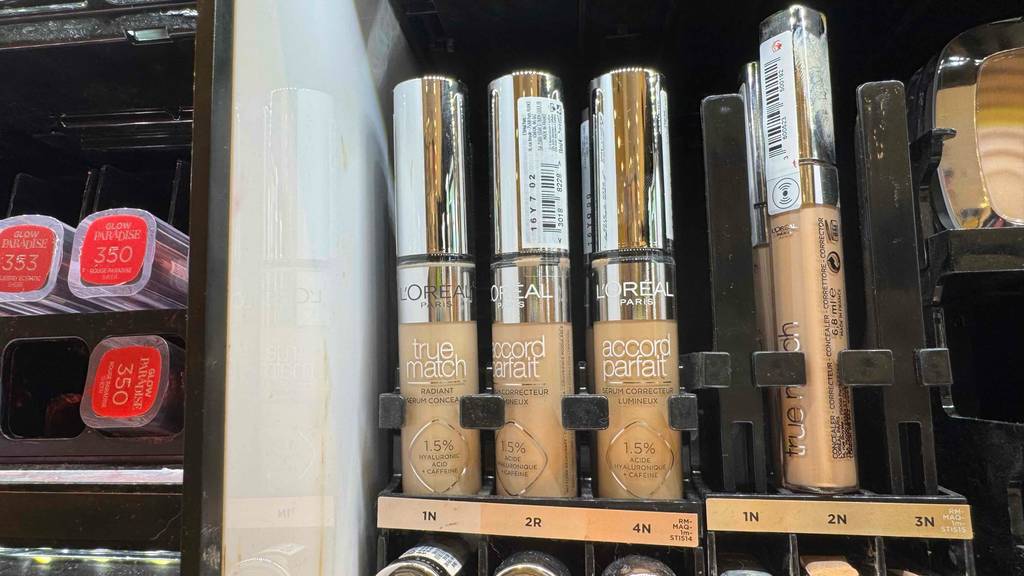 Ein getesteter L'Oréal-Concealer steht in einem Verkaufsregal neben weiteren Concealern.