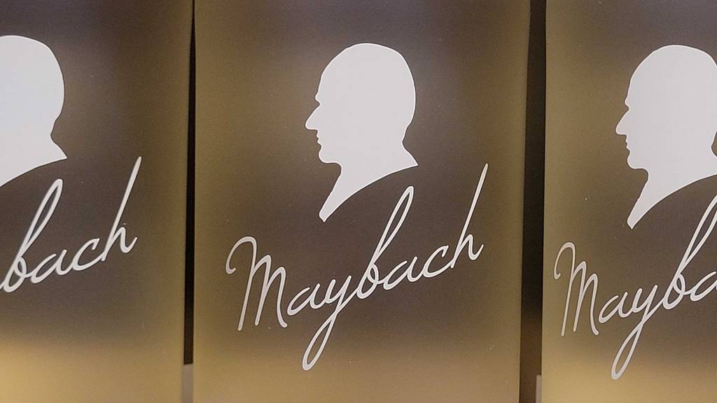 Detailansicht des weißen Markenzeichens auf dem goldenen Etikett des Maybach-Weins im Test.