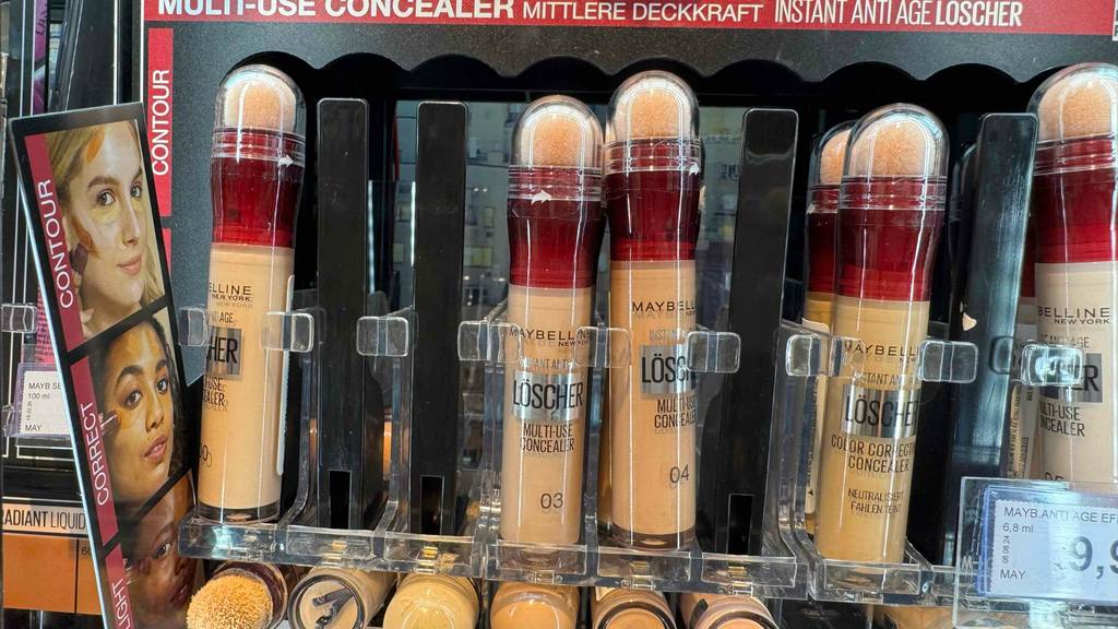Ein Maybelline-Concealer im Test steht neben weiteren Concealern in einem Verkaufsregal im Drogeriemarkt.