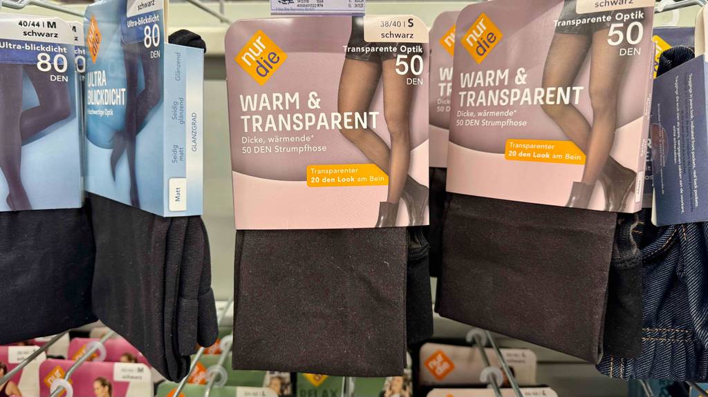 Test: Mehrere Nur-Die-Strumpfhosen in Schwarz hängen nebeneinander an einem Verkaufsregal.
