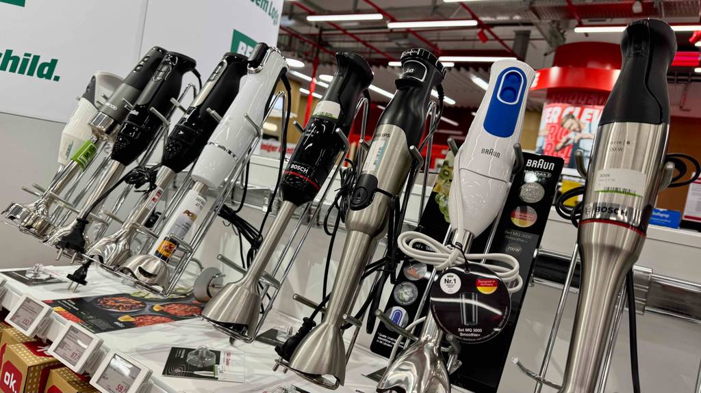 Getestet: Der Philips-Stabmixer in Schwarz und Edelstahl ist auf einem Verkaufsregal neben weiteren Stabmixern ausgestellt.