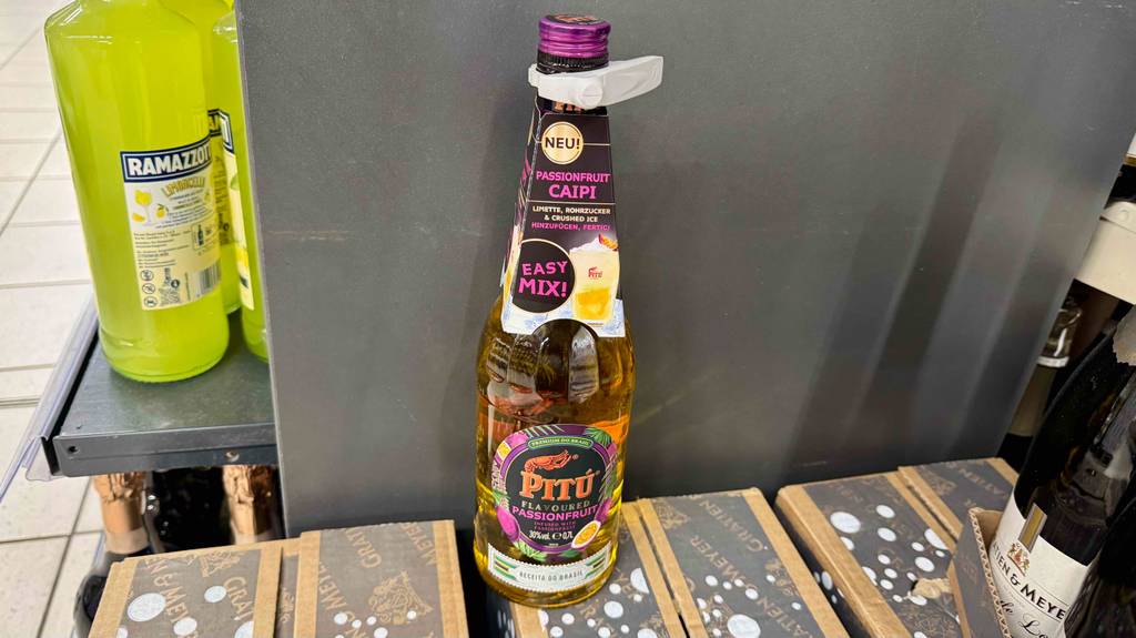 Ein Pitú-Schnaps im Test steht in der Flaschen auf einem Getränkekarton neben Limoncello.