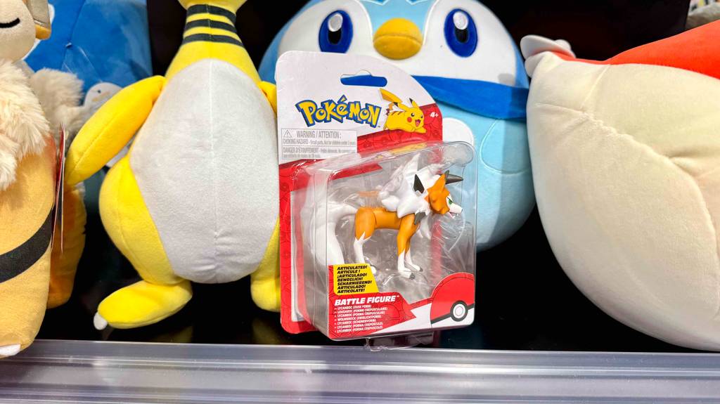 Getestet: Eine Pokémon-Figur in der Verpackung steht auf einem Verkaufsregal.