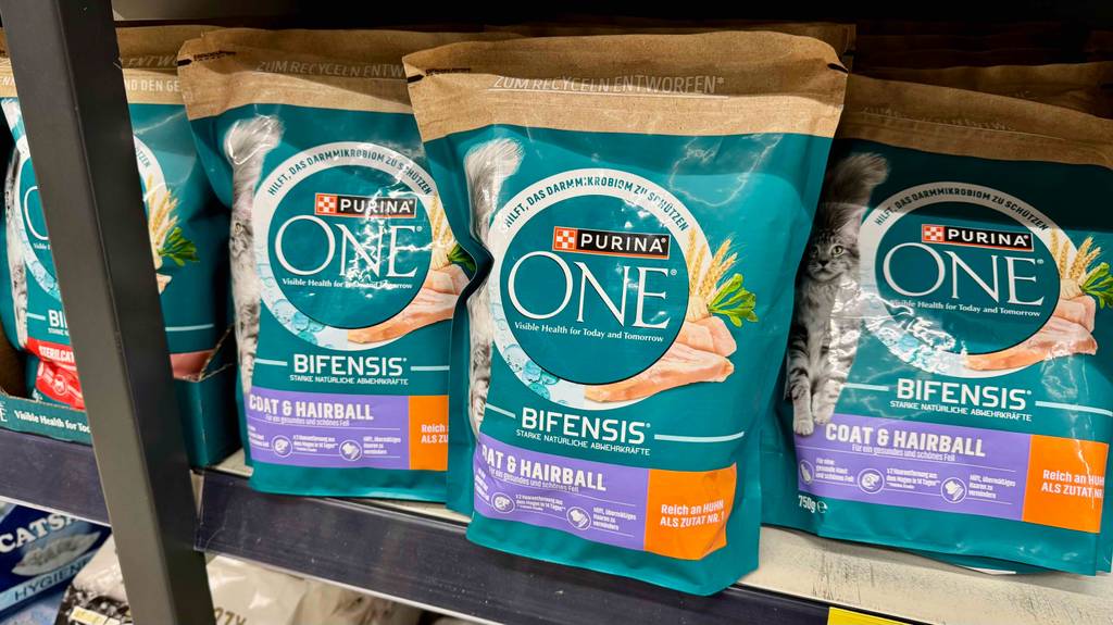 Getestet: Purina-Trockenfutter für Katzen in wiederverschließbaren 750-g-Tüten steht nebeneinander in einem Verkaufsregal.