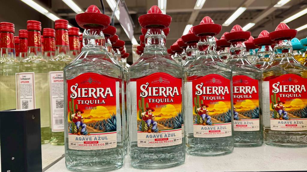 Mehrere Flaschen mit Sierra-Tequila im Test stehen nebeneinander auf einem Regal im Supermarkt.