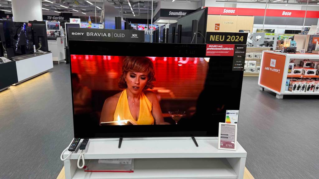 Getestet: Ein Sony-Fernseher 55 Zoll steht auf einem Ausstellungstisch im Elektrofachhandel.