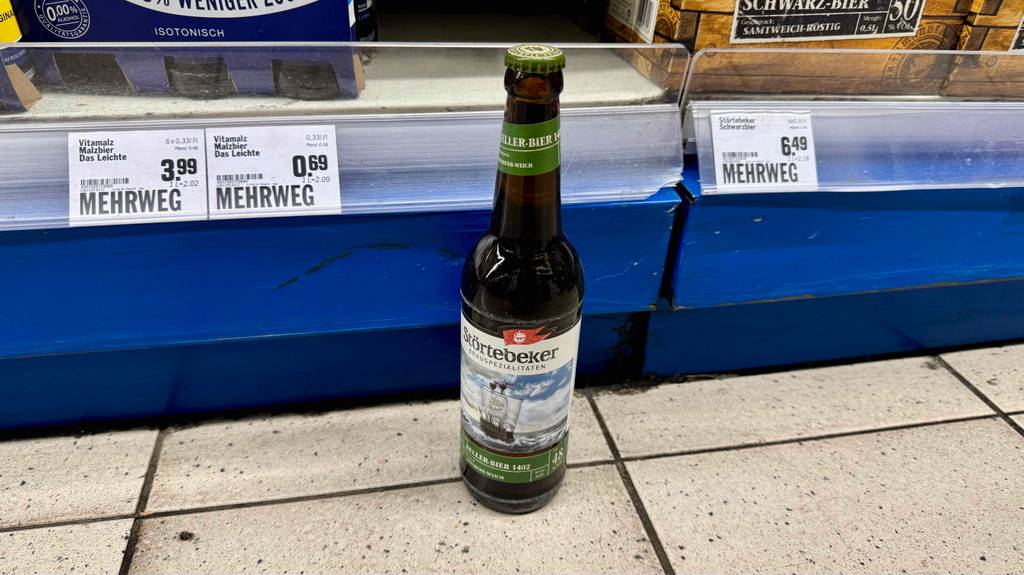 Störtebeker-Bier im Test: Eine braune Glasflasche steht vor einem Regal.
