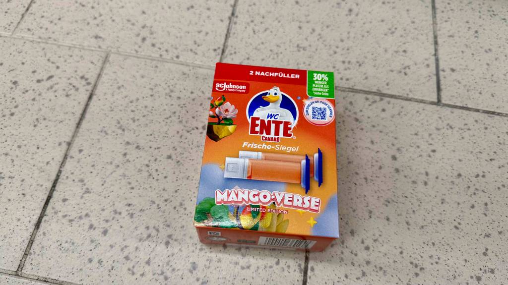 WC-Ente-Frische-Siegel im Test: Eine Packung inklusive zweier Nachfüller liegt auf dem Boden.