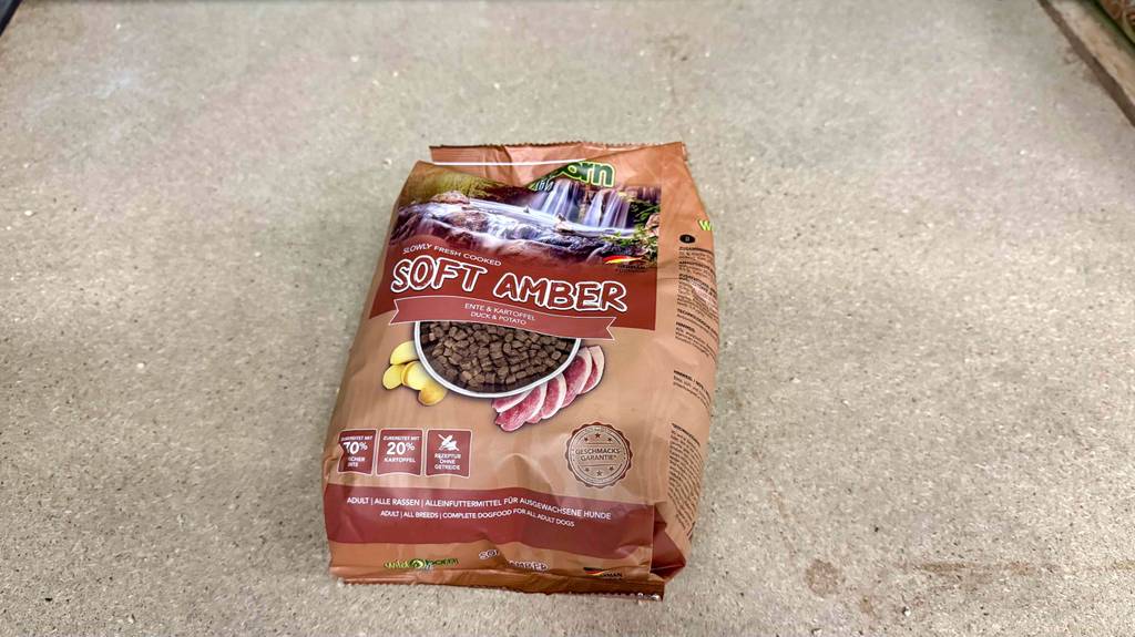 Getestet: Wildborn-Hundefutter in der braunen Packung liegt auf dem Boden.