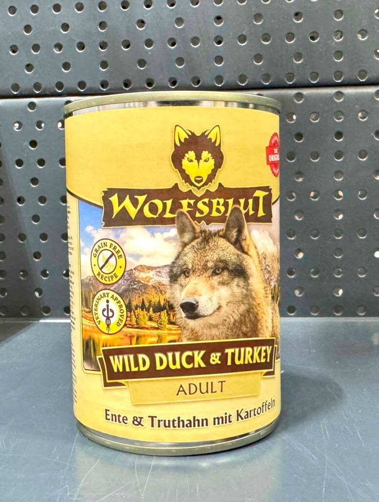 Im Test: Wolfsblut-Nassfutter in der Dose steht auf einem Verkaufsregal.