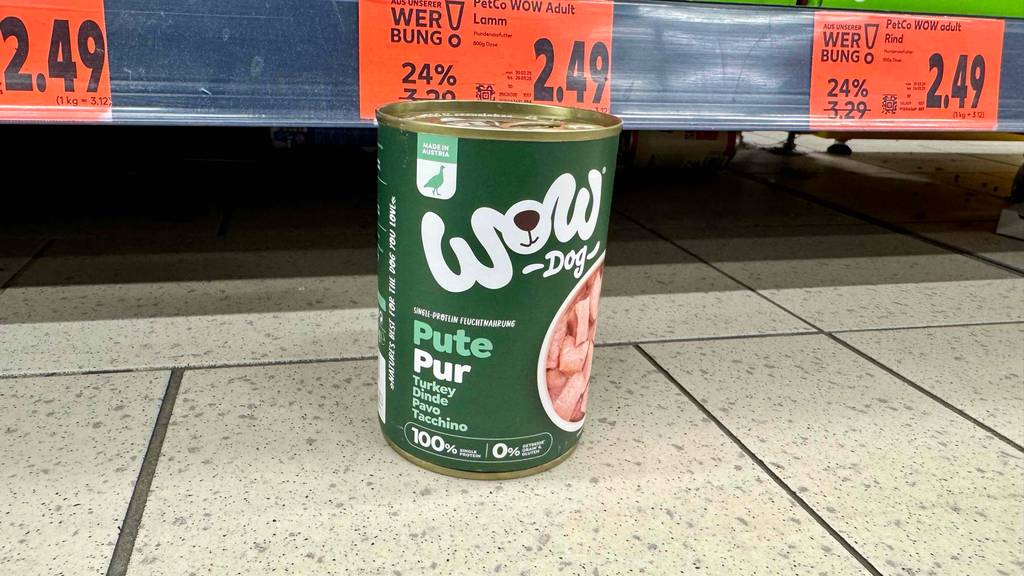 Eine Dose mit getestetem Hundefutter Single-Protein steht vor einem Verkaufsregal inklusive Preisschildern.