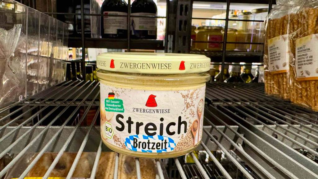 Getestet: Zwergenwiese Brotaufstrich im Glas mit Schraubverschluss steht auf einem Verkaufsregal.