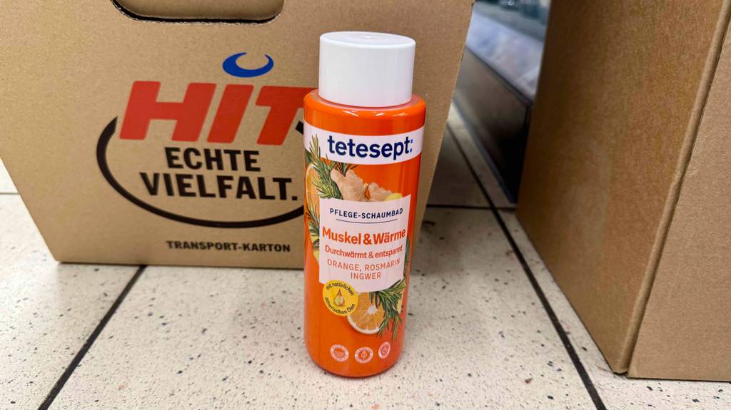 Badezusatz-Test: Nahblick auf den Deckel einer Flasche, die vor einem Karton steht.