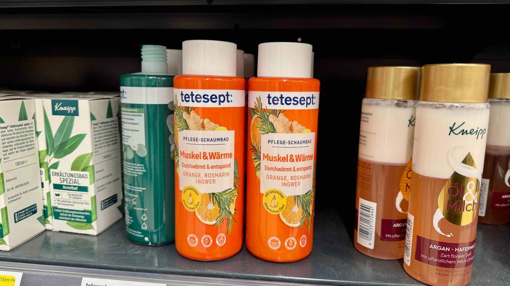 Badezusatz im Test: Mehrere Flaschen unterschiedlicher Sorten stehen in einem Regal.