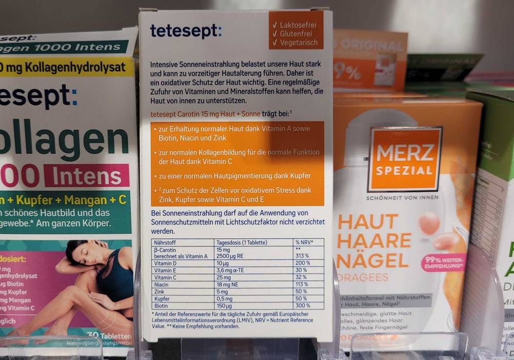 Die getesteten Bräunungskapseln von Tetesept befinden sich neben weiteren Produkten im Regal.