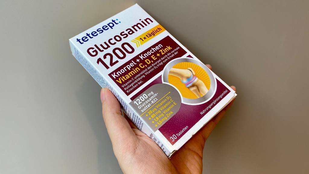 Im Test: Hand hält eine Packung Glucosamin von tetesept.