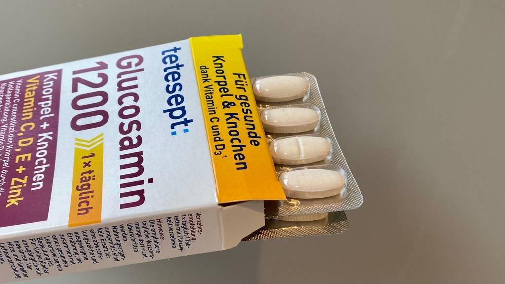 Im Test: Detailansicht des oberen Teils einer geöffneten Packung tetesept Glucosamin, aus der ein Blister mit vier Tabletten herausragt.