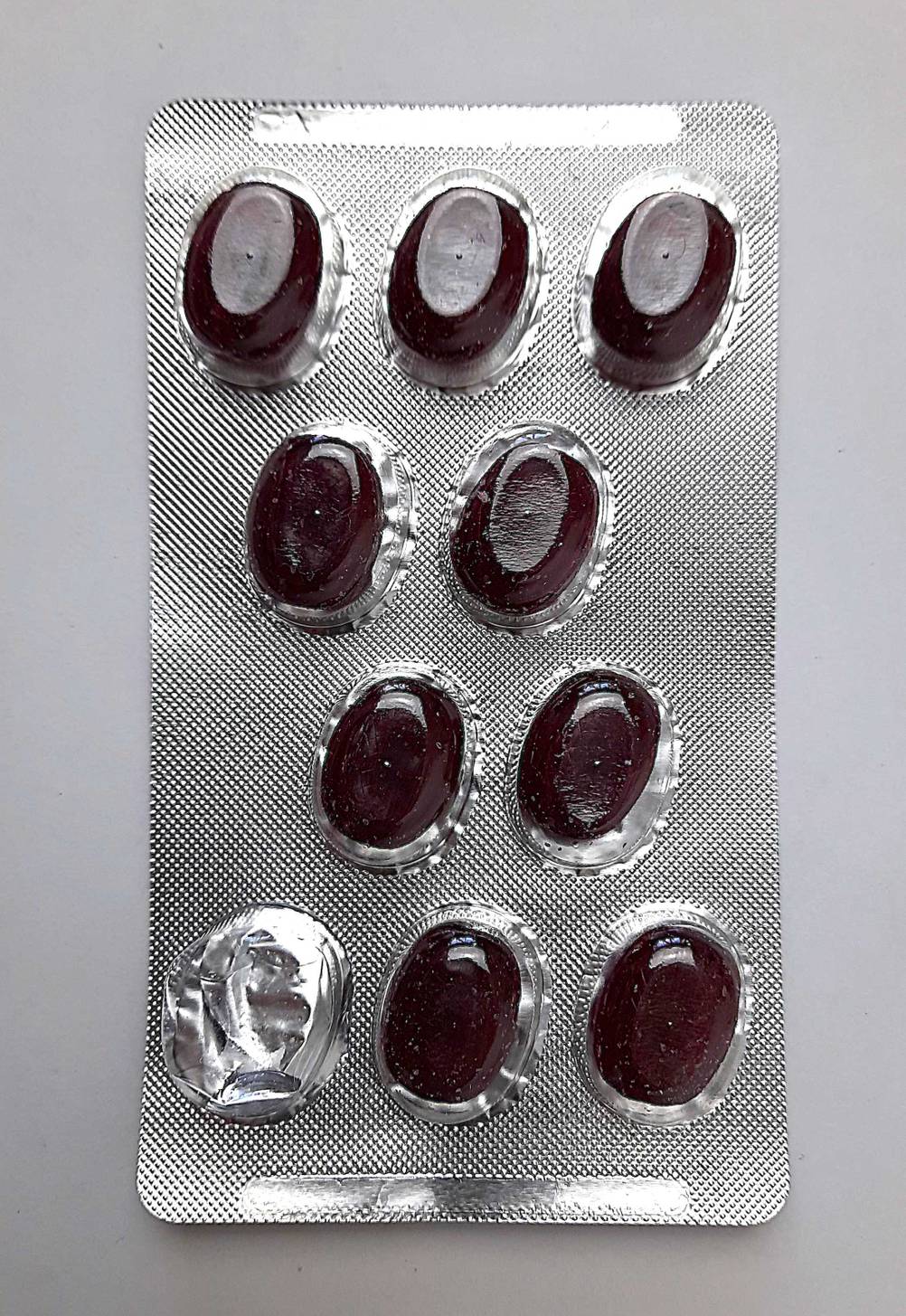 Mittel gegen Reizhusten im Test: Blick von oben auf einen Blister mit Pastillen.
