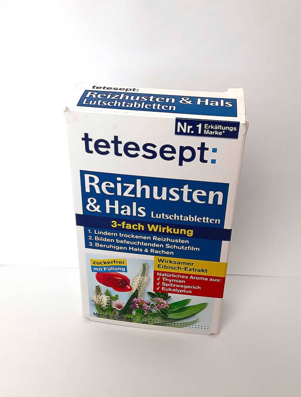 Blick von schräg oben auf die Verpackung von getestetem Mittel gegen Reizhusten.