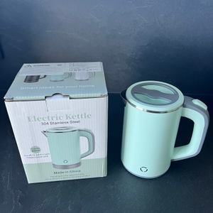 Tetipa-Reisewasserkocher neben dem Verpackungskarton