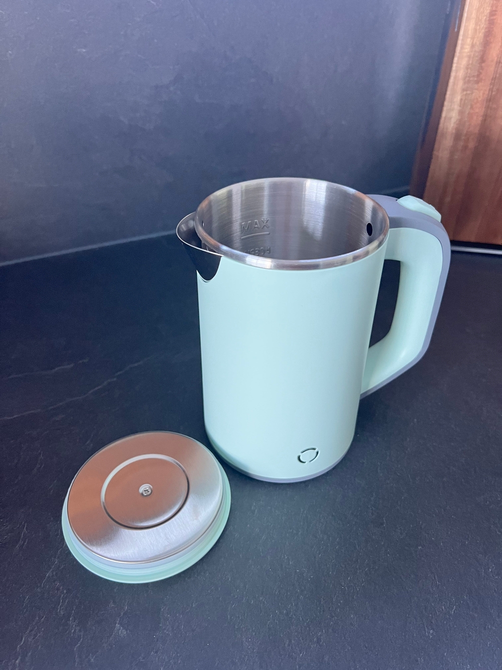 Tetipa-Reisewasserkocher geöffnet, Deckel daneben