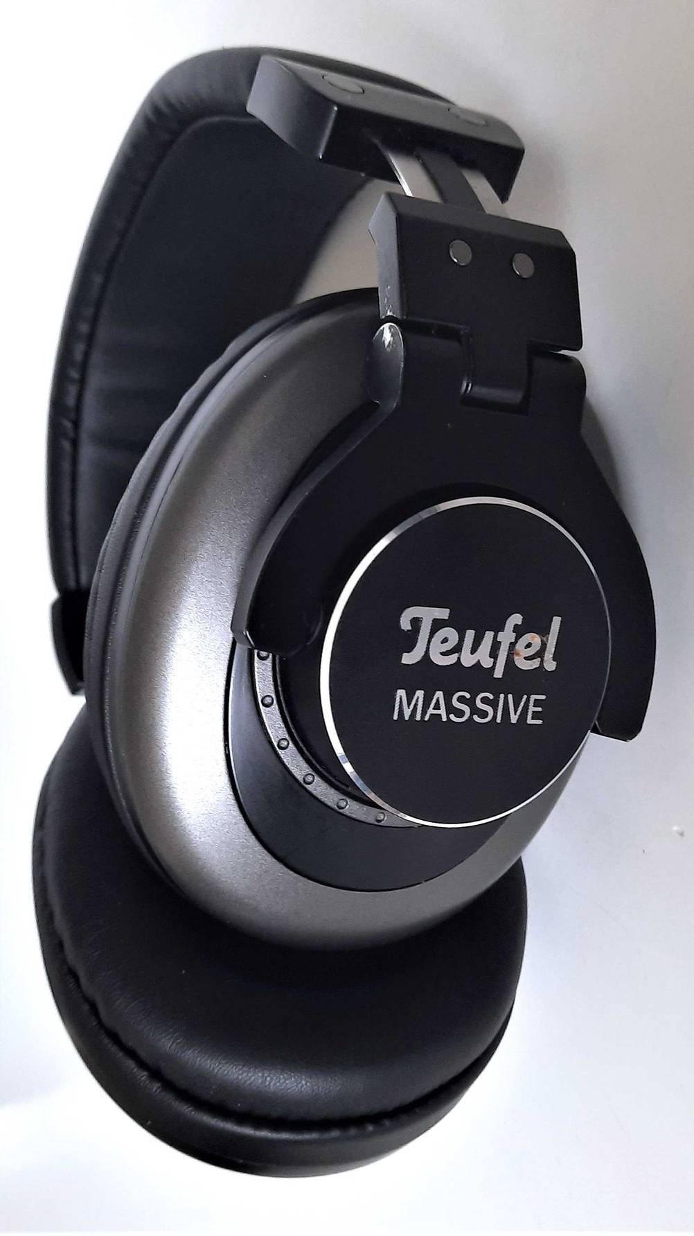 Nahaufnahme der Seite eines Teufel-Kopfhörers im Test mit Logo.